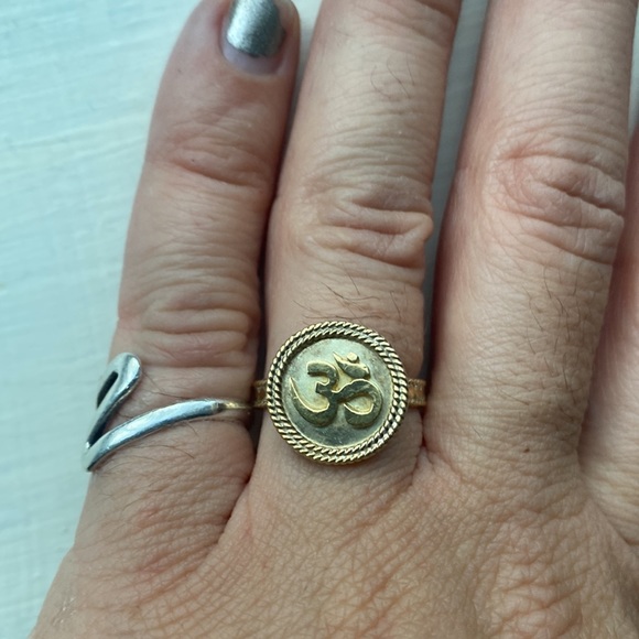 Like new Anna beck OM ring size 7 gold and 925 silver - Picture 3 of 10